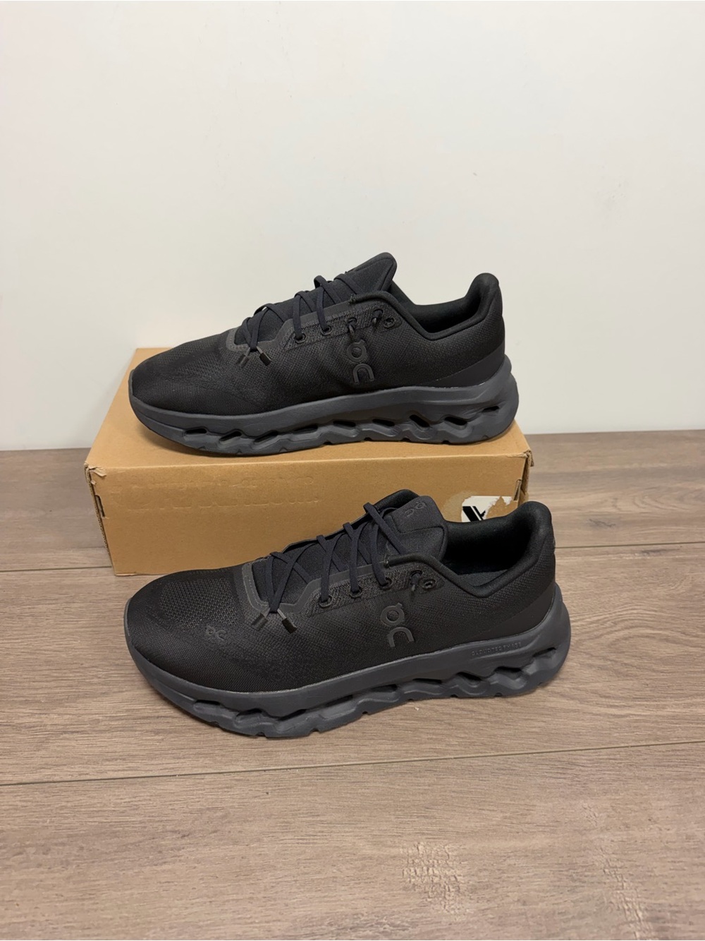 Used men’s On Cloudtilt sneakers in the Eclipse | Black size 10.5